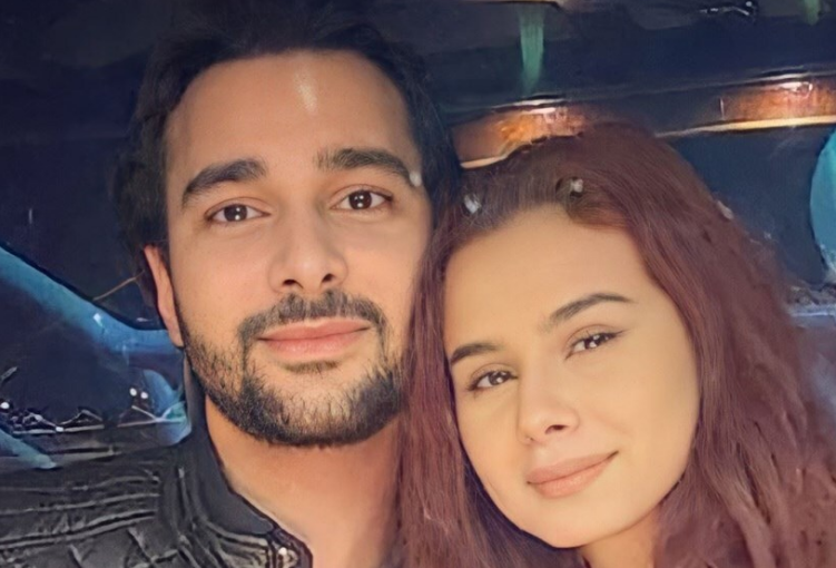 سبب إغلاق حسابات محمود المهدي زوج منة عرفة